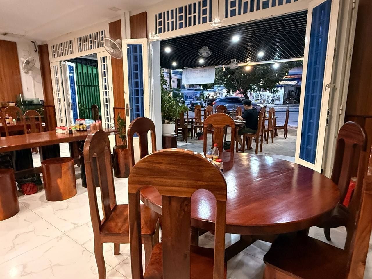 Restaurant Ambiance 6